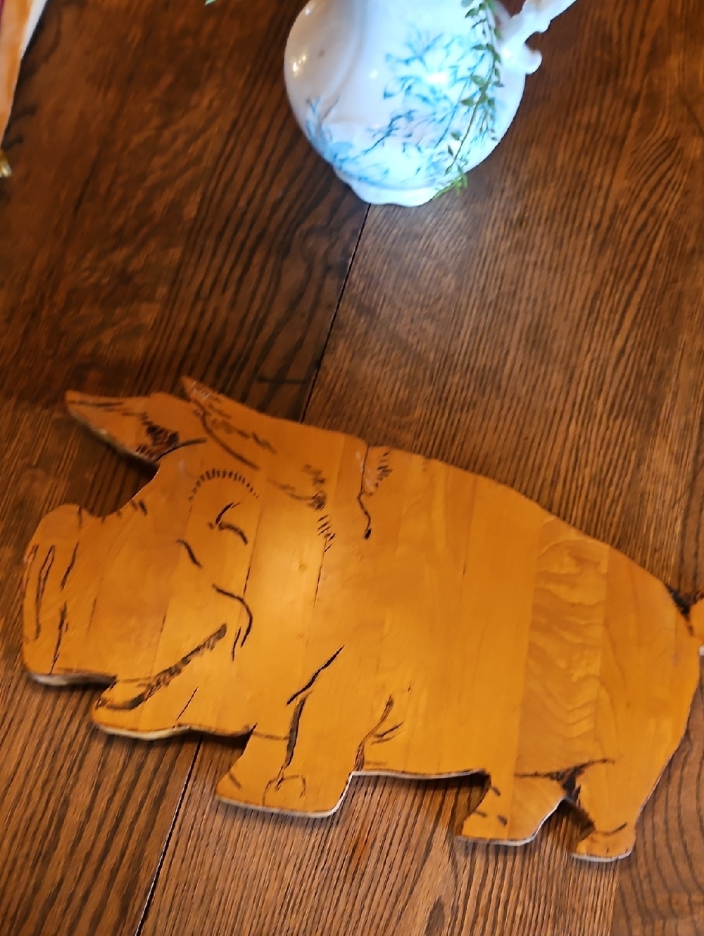 Wooden Pig Cutting/Serving Board - Golden Brown